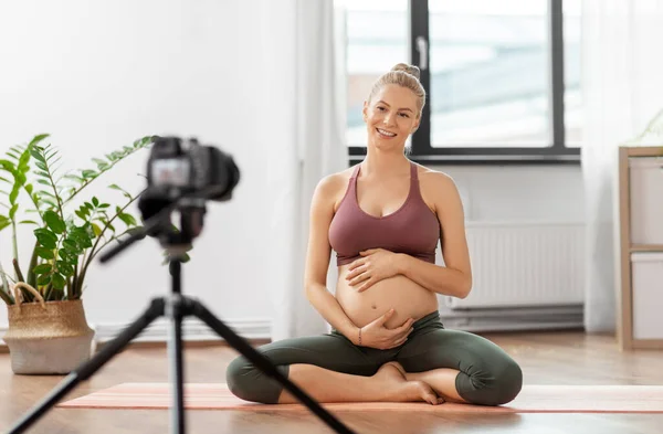 妊娠中の女性やヨガブロガー — ストック写真