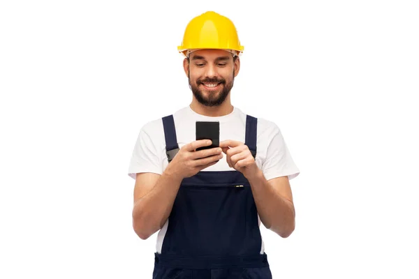 Trabajador masculino feliz o constructor con teléfono inteligente —  Fotos de Stock