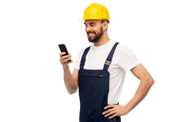 Trabalhador masculino feliz ou construtor com smartphone — Fotografia de Stock