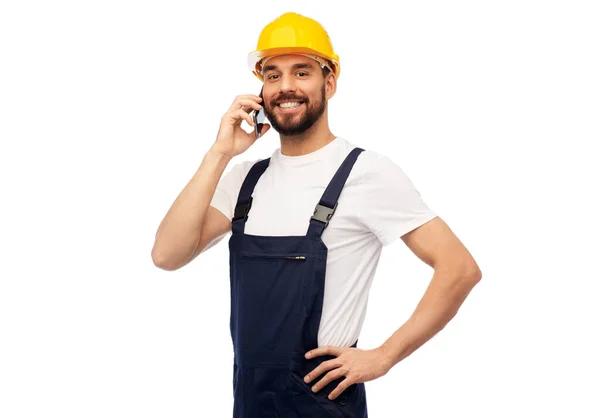 Trabalhador masculino feliz ou construtor chamando no smartphone — Fotografia de Stock