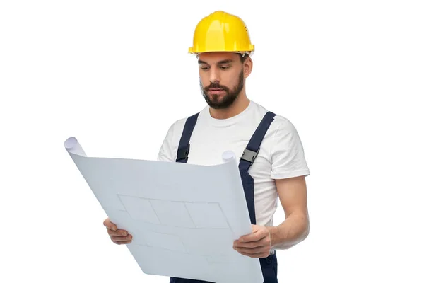 Мужчина работник или строитель в шлеме с чертежом — стоковое фото