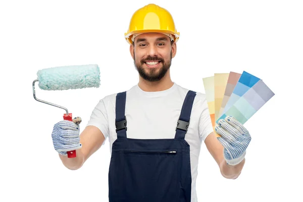 Constructor masculino con rodillo de pintura y paletas de colores —  Fotos de Stock