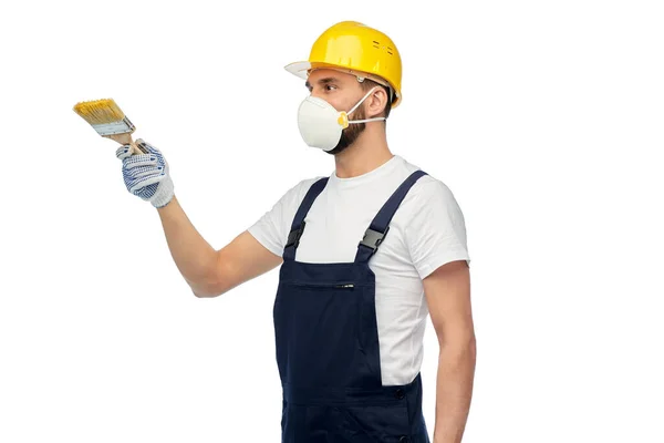 Arbeiter oder Bauarbeiter in Atemschutzmaske mit Bürste — Stockfoto