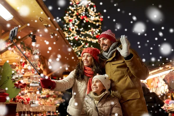 Felice famiglia prendendo selfie al mercatino di Natale — Foto Stock