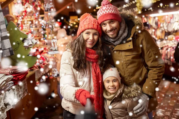 Familia feliz tomando selfie en el mercado de Navidad — Foto de Stock