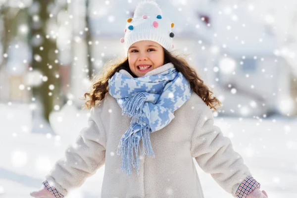 Niña feliz en ropa de invierno al aire libre — Foto de Stock