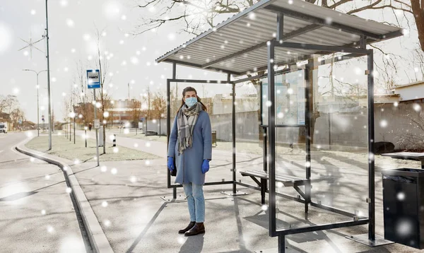 Mladá žena nosí lékařskou masku na autobusové zastávce — Stock fotografie