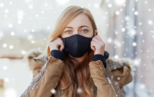 Donna con maschera protettiva riutilizzabile barriera — Foto Stock