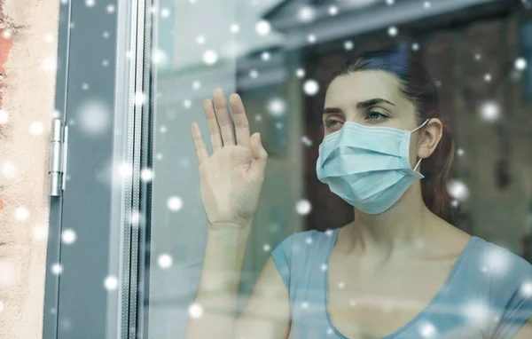 Kranke junge Frau trägt medizinische Schutzmaske — Stockfoto