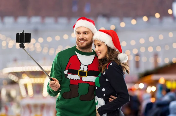 Casal feliz em camisolas de Natal tomando selfie — Fotografia de Stock