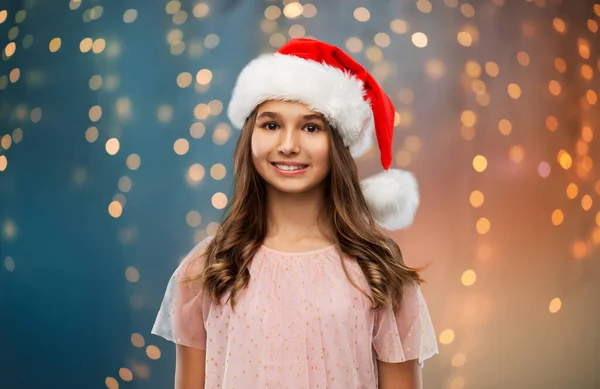 Felice ragazza adolescente in cappello di Babbo Natale — Foto Stock