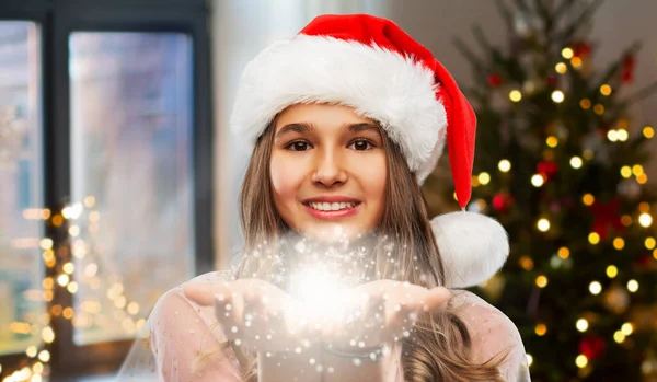 Adolescente chica con mágico hada polvo en la Navidad — Foto de Stock