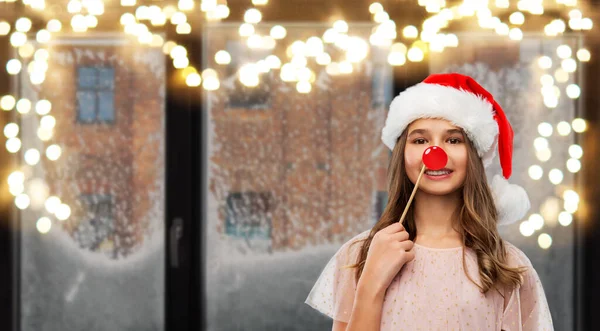 Feliz adolescente en sombrero de santa en Navidad — Foto de Stock