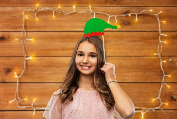 Mutlu genç kız Noel Baba yardımcısı şapka aksesuarı ile — Stok fotoğraf