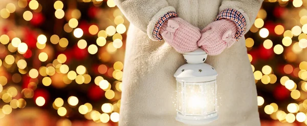 Zblízka dívka s magickou vánoční lucerna — Stock fotografie