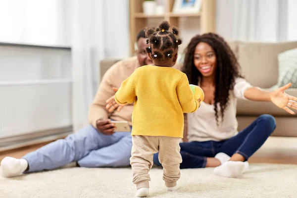 Afrikaanse familie spelen met baby dochter thuis — Stockfoto