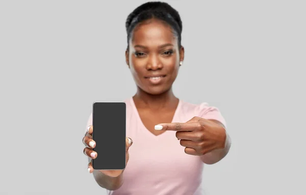 Happy african american woman showing smartphone — Stock Photo, Image