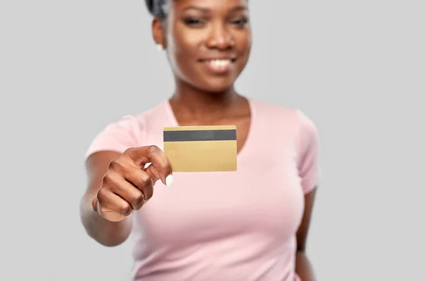Glückliche afrikanisch-amerikanische Frau mit Kreditkarte — Stockfoto