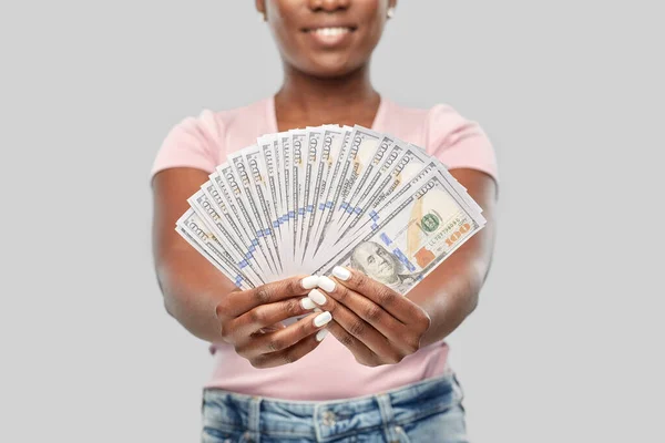Mujer afroamericana feliz con el dinero del dólar — Foto de Stock