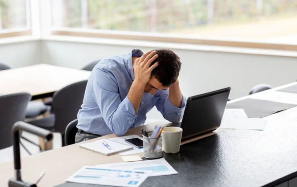 Stressad man med bärbar dator arbetar på hemmakontoret — Stockfoto