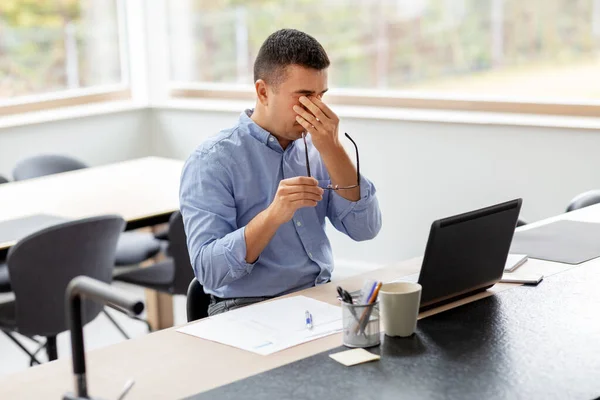 Hombre cansado con el ordenador portátil de trabajo en casa oficina —  Fotos de Stock