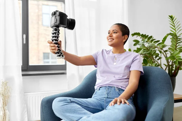 Blogger femminile con macchina fotografica video blogging a casa — Foto Stock