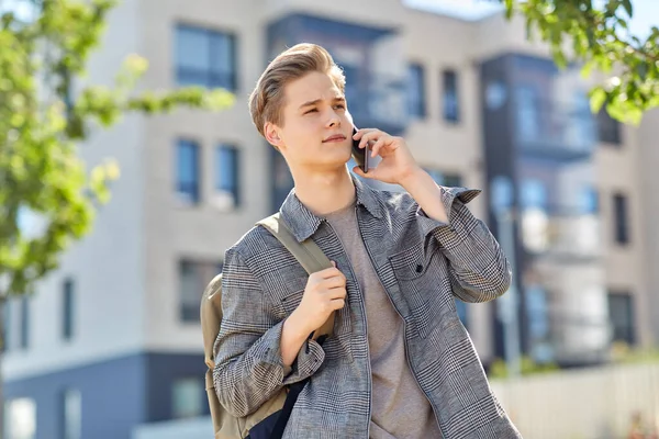 Nastolatek student chłopiec dzwoni na smartfon w mieście — Zdjęcie stockowe