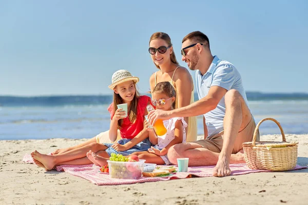 Gelukkig gezin picknicken op het zomerstrand — Stockfoto