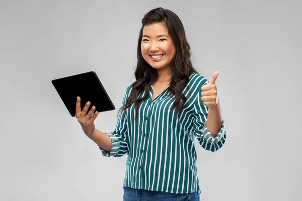 Feliz asiático mujer con tablet pc mostrando los pulgares hacia arriba — Foto de Stock