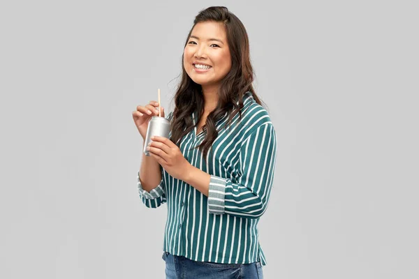 Glad leende asiatisk kvinna med kan dricka — Stockfoto