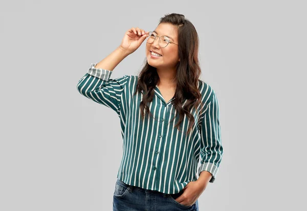 Heureux asiatique femme dans lunettes ou étudiant — Photo