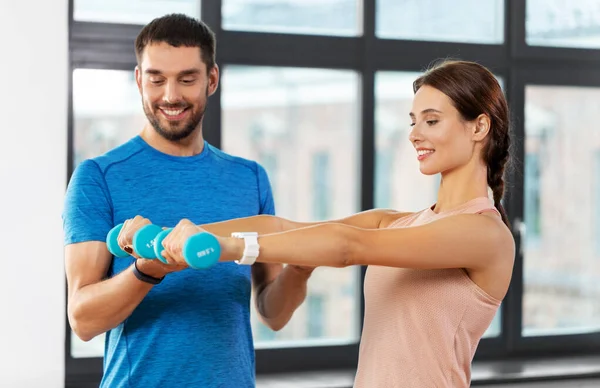 Casal feliz exercitando em casa — Fotografia de Stock