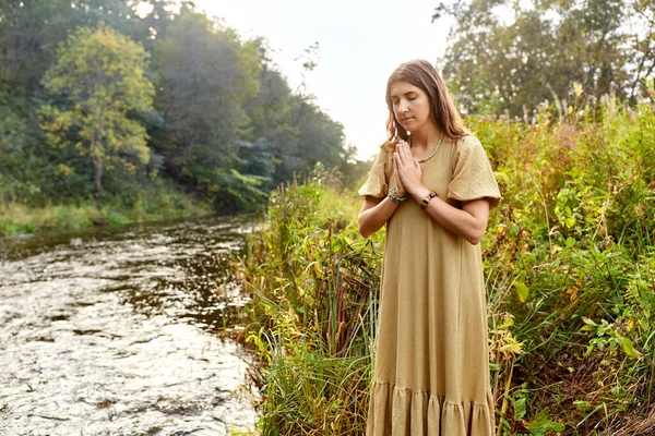 Vrouw of heks voeren magische ritueel op de rivier — Stockfoto