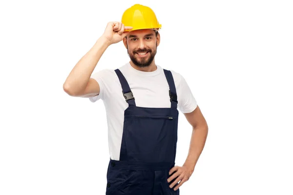 Счастливый улыбающийся мужчина работник или строитель в шлеме — стоковое фото
