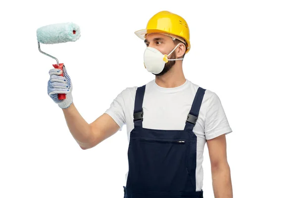 Worker or builder in respirator with paint roller — Stock Photo, Image