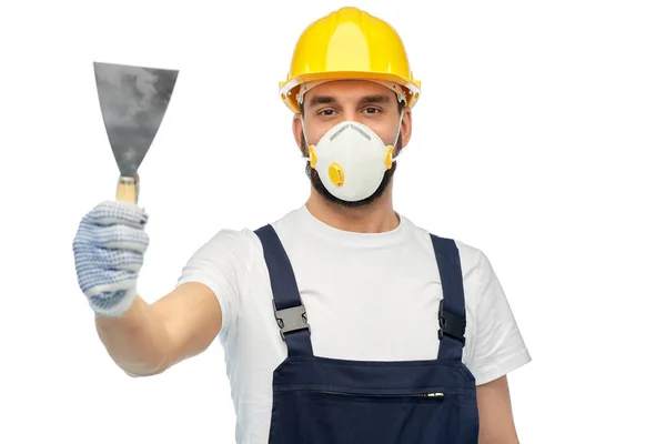 Pracownik lub budowniczy w respiratorze z łopatką — Zdjęcie stockowe