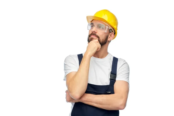 Myślący mężczyzna pracownik lub budowniczy z skrzyżowanymi ramionami — Zdjęcie stockowe