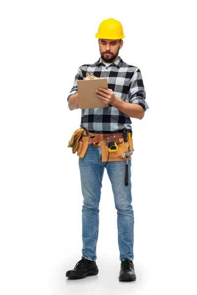 Trabajador masculino o constructor en casco con portapapeles — Foto de Stock