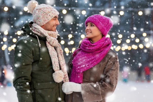 Feliz pareja en pista de patinaje al aire libre en invierno — Foto de Stock