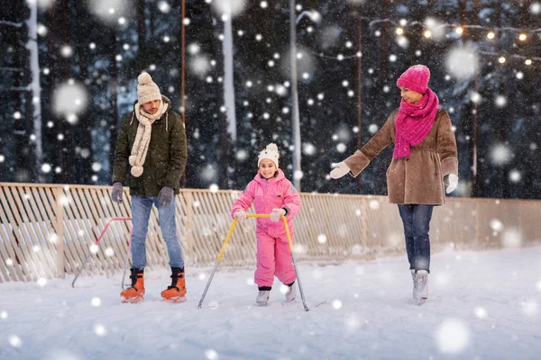Famille heureuse à la patinoire extérieure en hiver — Photo