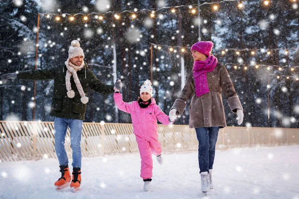 冬天在户外溜冰场的快乐家庭 — 图库照片