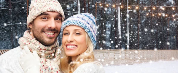 Gelukkig paar knuffelen op outdoor ijs ijsbaan — Stockfoto