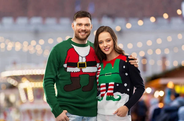 Счастливая пара на рождественском рынке — стоковое фото