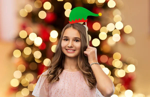 Gelukkig tiener meisje met santa helper hoed accessoire — Stockfoto