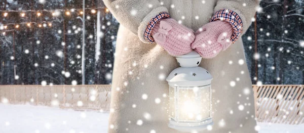 Közelről lány varázslatos karácsonyi lámpás — Stock Fotó
