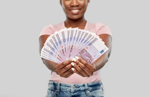 Mujer afroamericana feliz con el dinero del euro — Foto de Stock