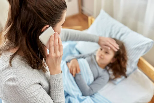 Fille malade et mère appelant au téléphone à la maison — Photo