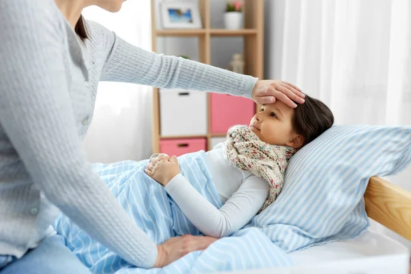 Moder mätning temperatur sjuk dotter — Stockfoto