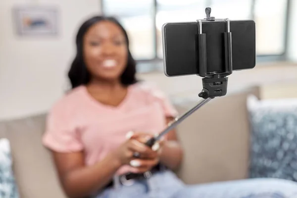 Mutlu Afrikalı Amerikalı kadın evde selfie çekiyor. — Stok fotoğraf