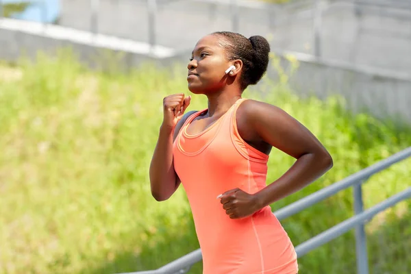 Mujer afroamericana corriendo al aire libre — Foto de Stock